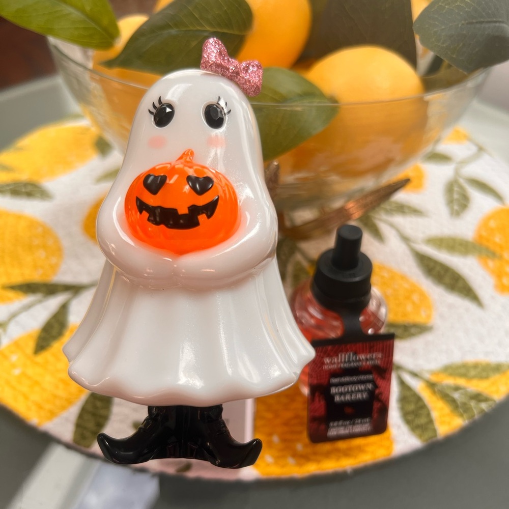 Bath & Body Works Halloween Collection Ghost Wallflower Plug Includes Bulb NWT